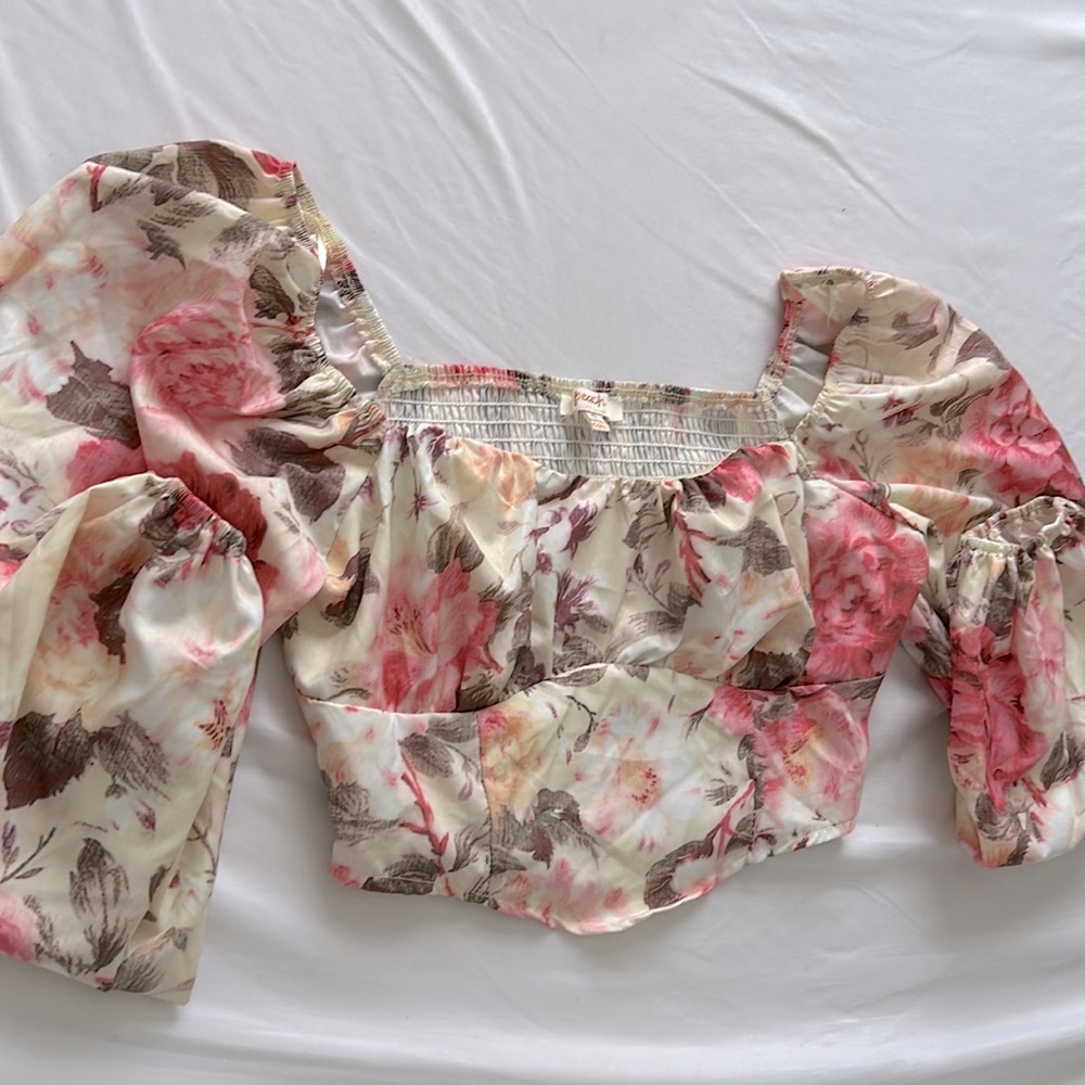 Puffed sleeve, corset top, vintage flower print perfect for Valentines day!